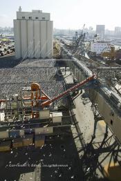 Image du Maroc Professionnelle de  Les Doc Silos au port de Casablanca, des installations modernes aspirant le blé directement dans les cales des navires couvrant 70% des besoins en grains du Maroc. 31 Décembre 2003. (Photo / Abdeljalil Bounhar)